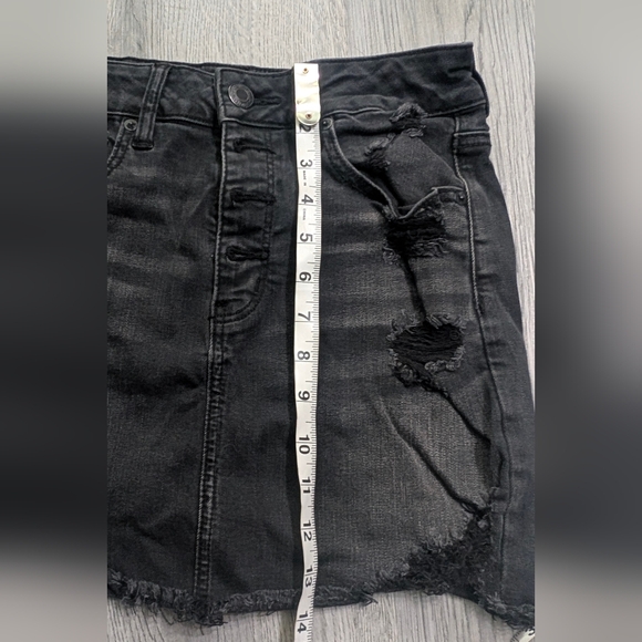American Eagle Hi-Rise Black Distressed Denim Mini Skirt Size 6 Goth Alternative - Picture 3 of 12